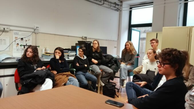 Studenti del corso biomedico del liceo Govone in visita al laboratorio di endocrinologia oncologica