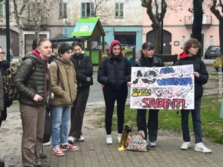 I ragazzi di Bra manifestano a sostegno dei coetanei di Pisa 1