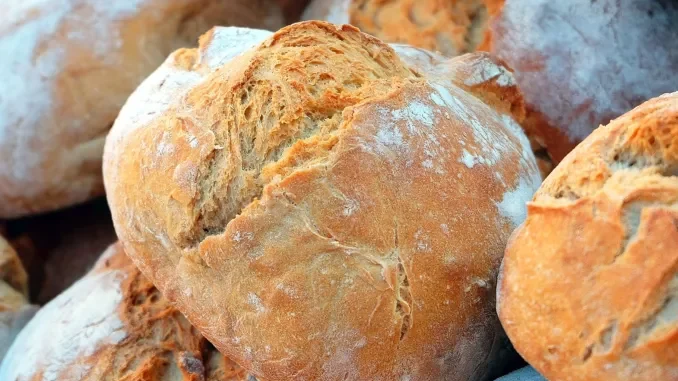 Non viene assunta in una panetteria albese e minaccia di incendiare il locale