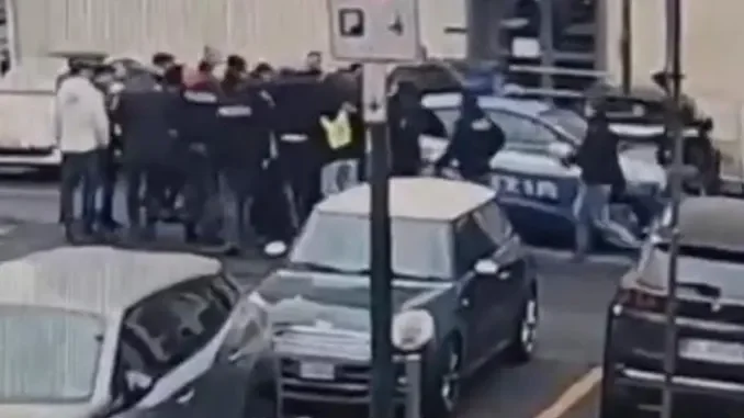 Torino: assalto della volante della polizia, ecco il video
