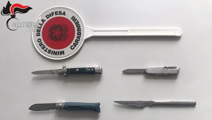 Quattro coltelli trovati dal metal detector all'ingresso del Tribunale di Asti