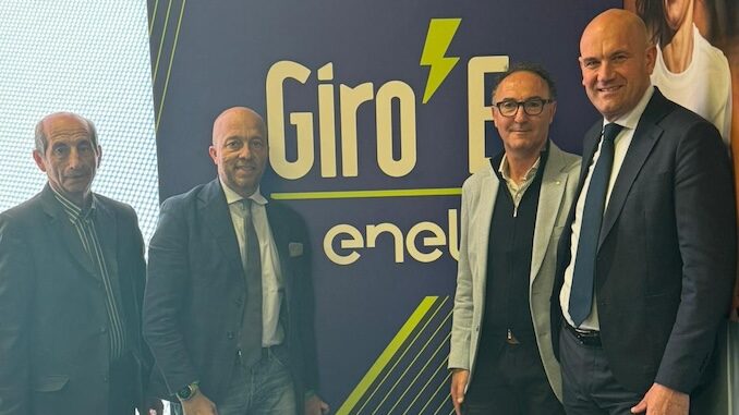 Da sinistra Giuseppe Bonura Massimo Rosso Sergio Trossarello di Rcs e Carlo Davico Il 6 maggio il grande ciclismo sbarca a Cherasco con il Giro-e Enel e il passaggio del Giro d’Italia