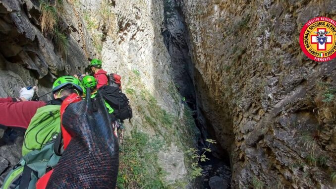 Ferratisti bloccati lungo il percorso attrezzato nell'Orrido di Foresto