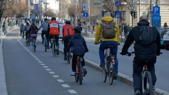 Bicicletta sostenibile e conveniente: l'Unione europea lancia la mobilità futura a due ruote