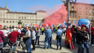 Oggi a Torino sciopero e corteo per chiedere il rilancio dello stabilimento di Mirafiori 1