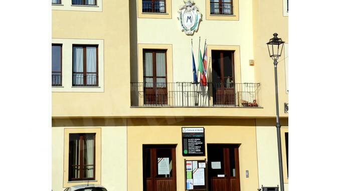 Montà comune - 1 Montà: il Comune dona vasi di gerani per abbellire le vetrine