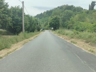 È in corso l’asfaltatura della strada ampliata in Frazione San Rocco Seno d’Elvio