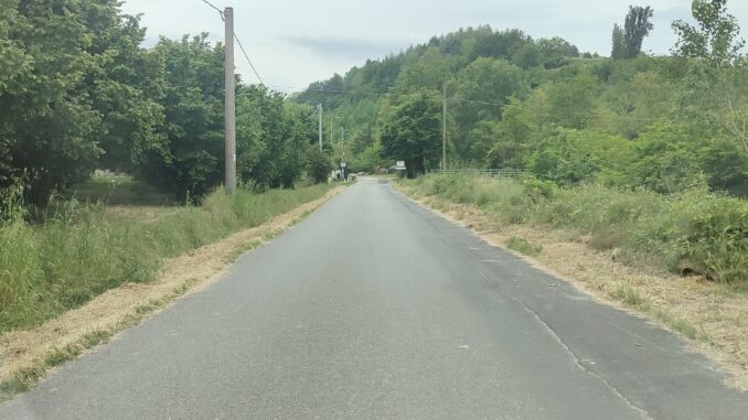 È in corso l’asfaltatura della strada ampliata in Frazione San Rocco Seno d’Elvio