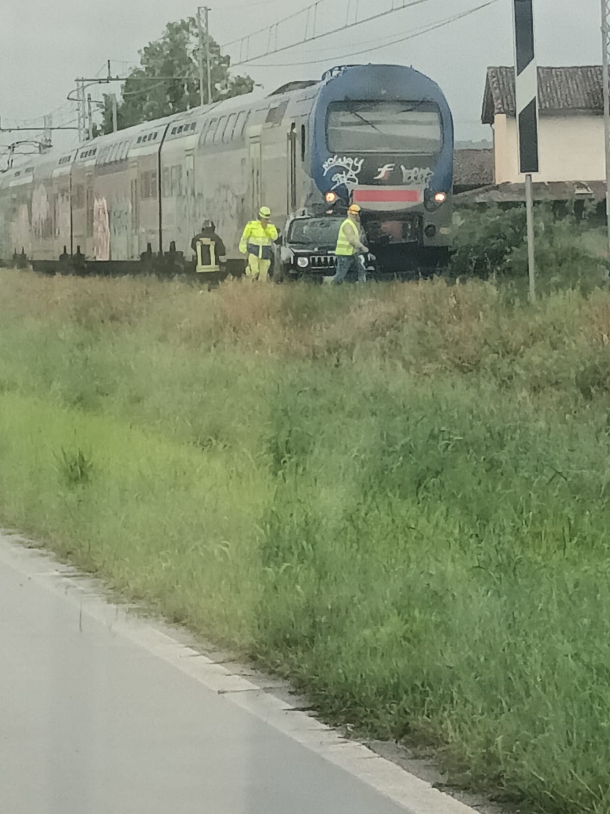 Auto bloccata sui binari in corso Bra travolta dal treno in arrivo 2