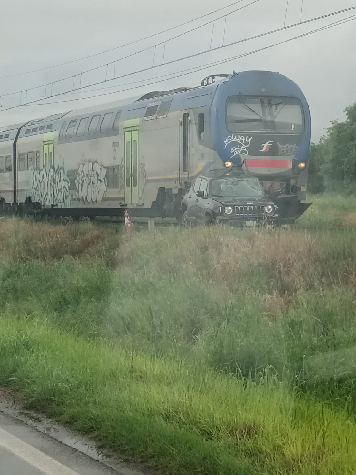 Auto bloccata sui binari in corso Bra travolta dal treno in arrivo 3