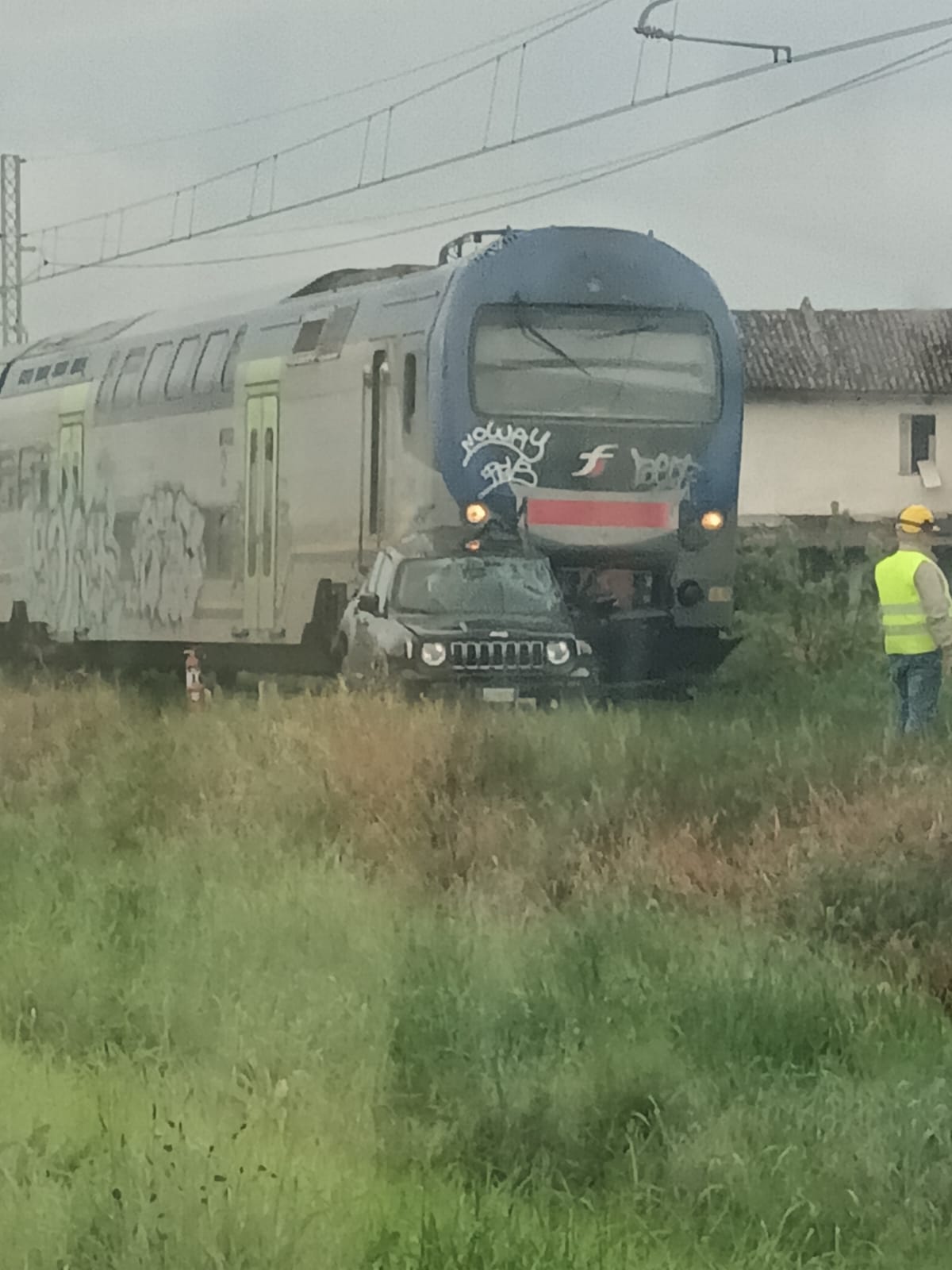 Auto bloccata sui binari in corso Bra travolta dal treno in arrivo 1