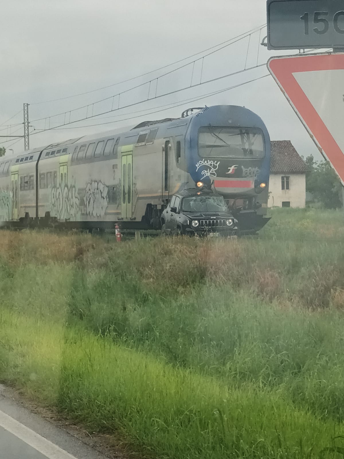 Auto bloccata sui binari in corso Bra travolta dal treno in arrivo