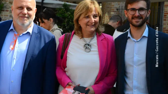 Elezioni ad Alba. La candidata del Pd Gianna Pentenero visita il mercato del sabato 7
