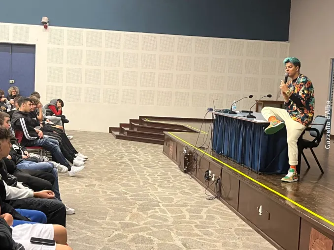 Contro il bullismo, il cantante Frio incontra i ragazzi del Cfp di Bra