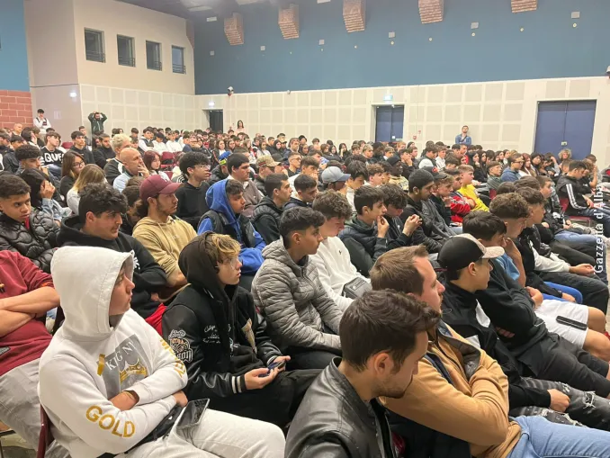 Contro il bullismo, il cantante Frio incontra i ragazzi del Cfp di Bra 2