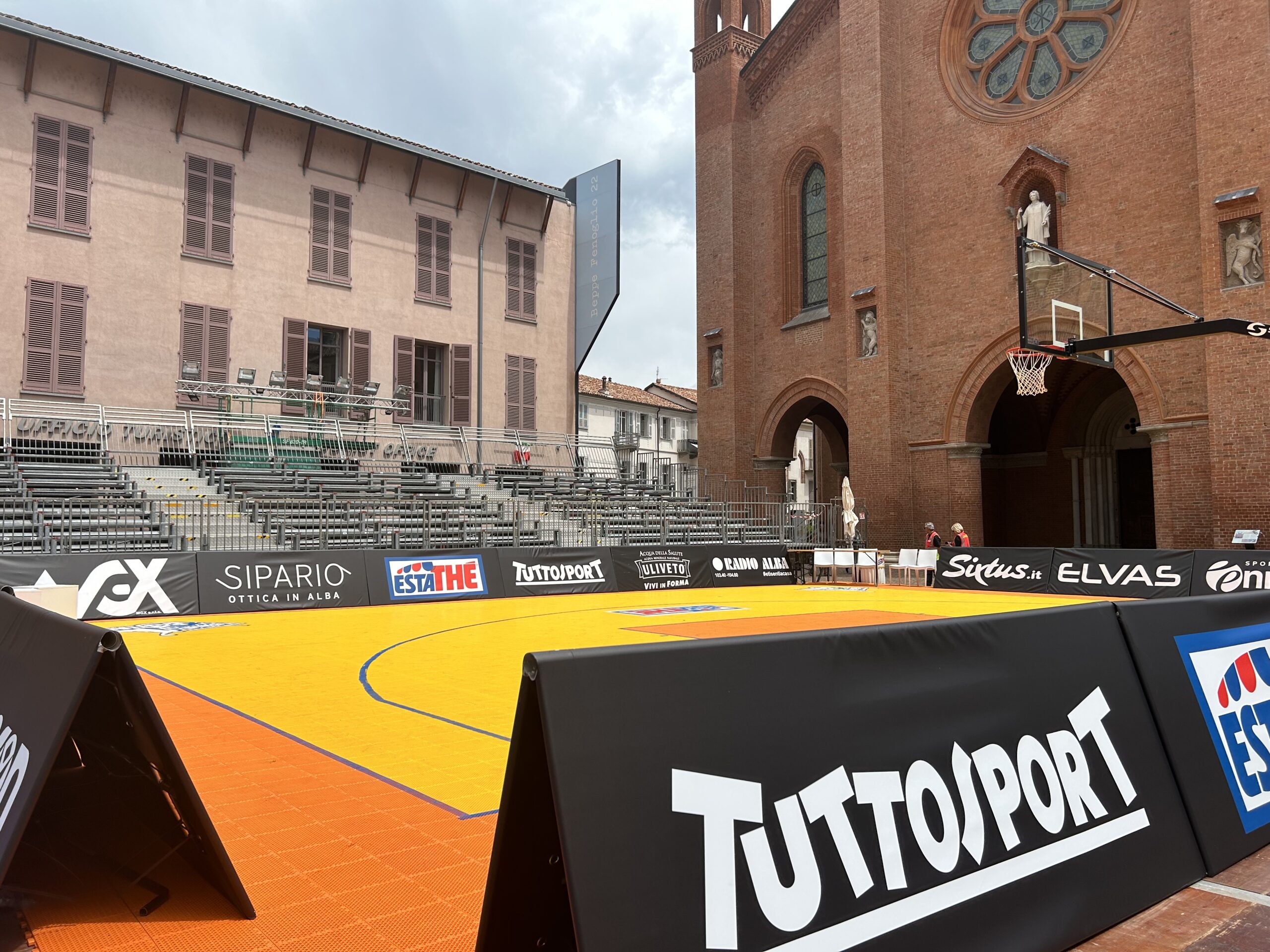 Piazza duomo trasformata in un campo da basket: al via il torneo Estathé 3v3 ad Alba