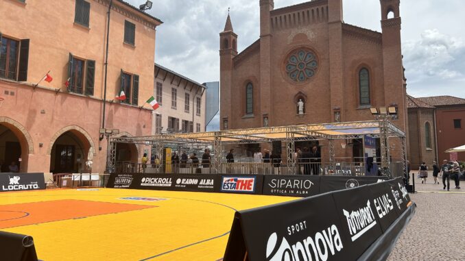 Piazza duomo trasformata in un campo da basket: al via il torneo Estathé 3v3 ad Alba 1