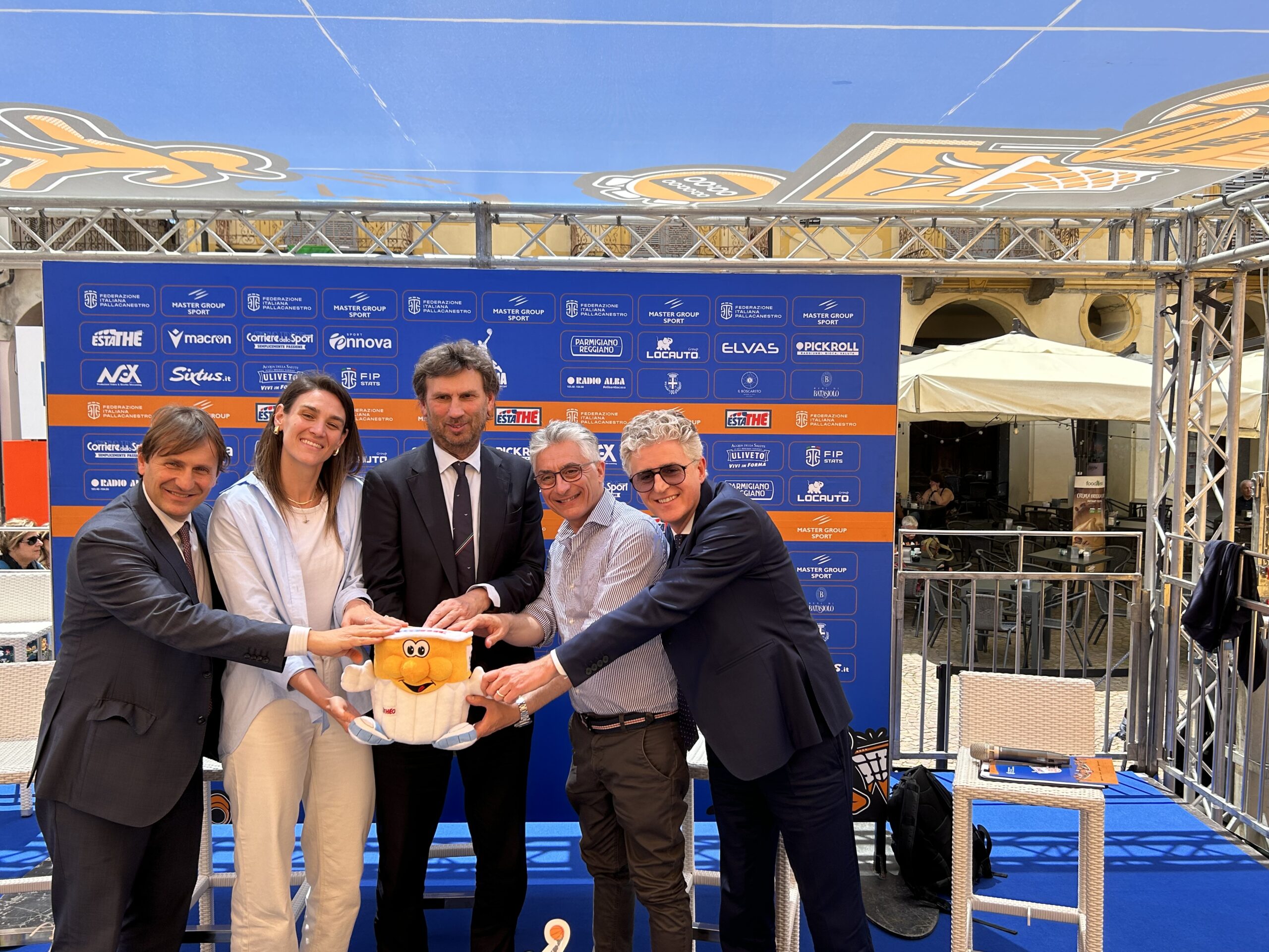 Piazza duomo trasformata in un campo da basket: al via il torneo Estathé 3v3 ad Alba 2