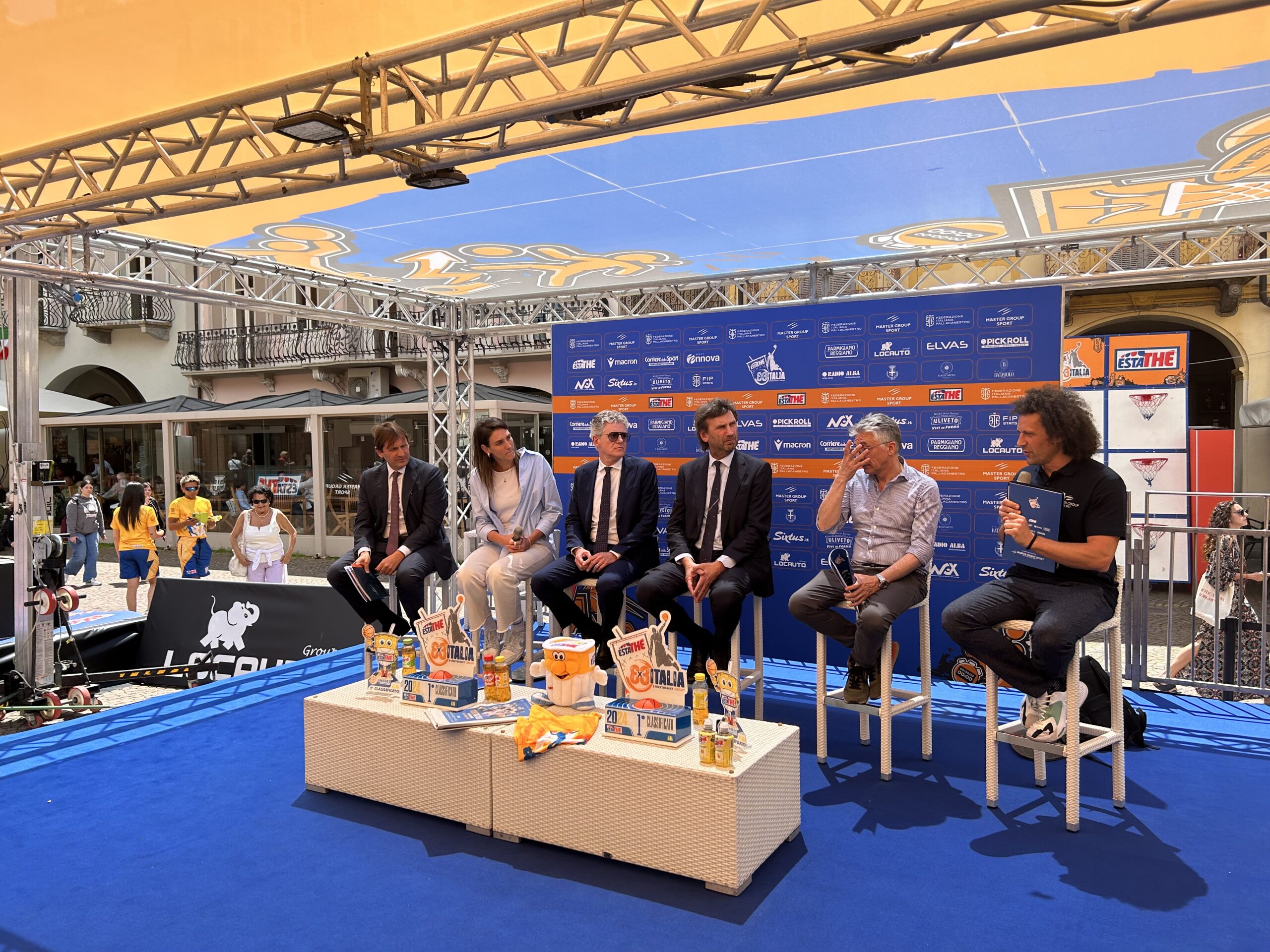 Piazza duomo trasformata in un campo da basket: al via il torneo Estathé 3v3 ad Alba 3