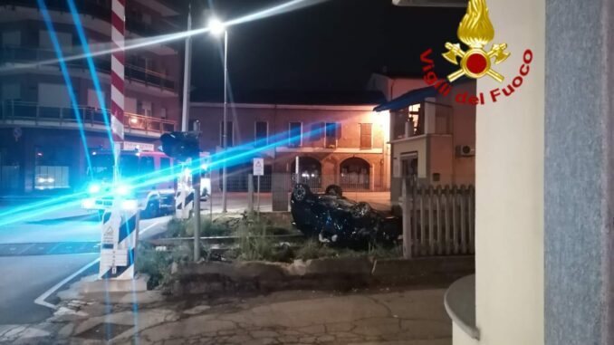 Nella notte un'auto è finita sui binari a Neive, traffico dei treni bloccato