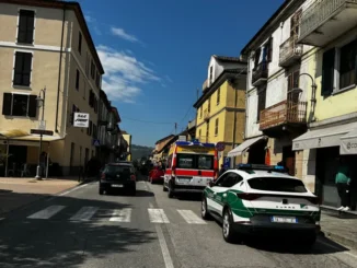 Incidente stradale nel centro di Santo Stefano Belbo, soccorritori in azione