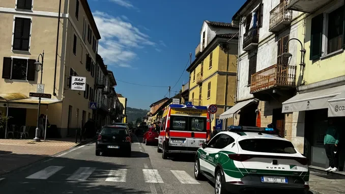 Incidente stradale nel centro di Santo Stefano Belbo, soccorritori in azione