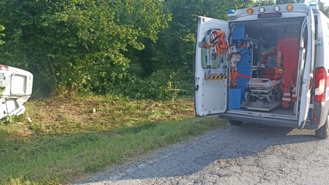 Veicolo fuori strada a La Morra, feriti i due occupanti