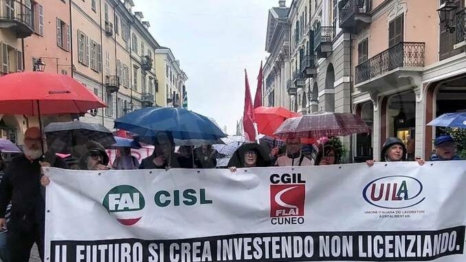 Primo maggio di protesta a Cuneo per le dipendenti di Giordano vini