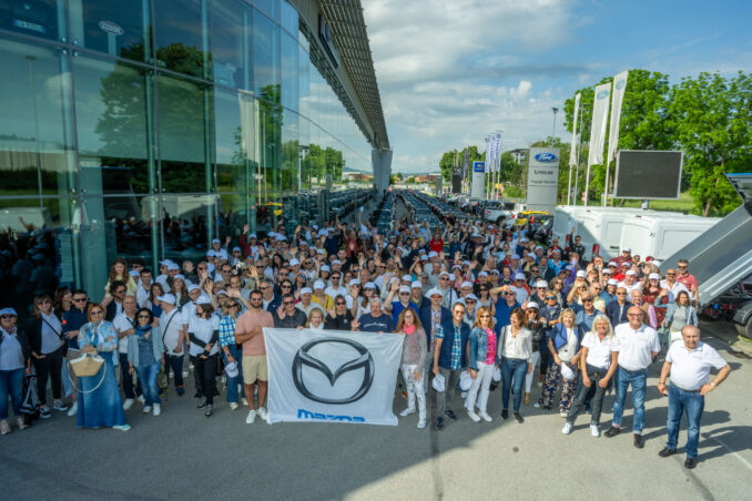 La carica delle 130 Mazda Mx-5 al raduno Andar per Langhe organizzato da Unicar 1