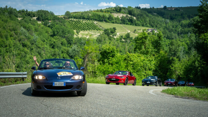 La carica delle 130 Mazda Mx-5 al raduno Andar per Langhe organizzato da Unicar