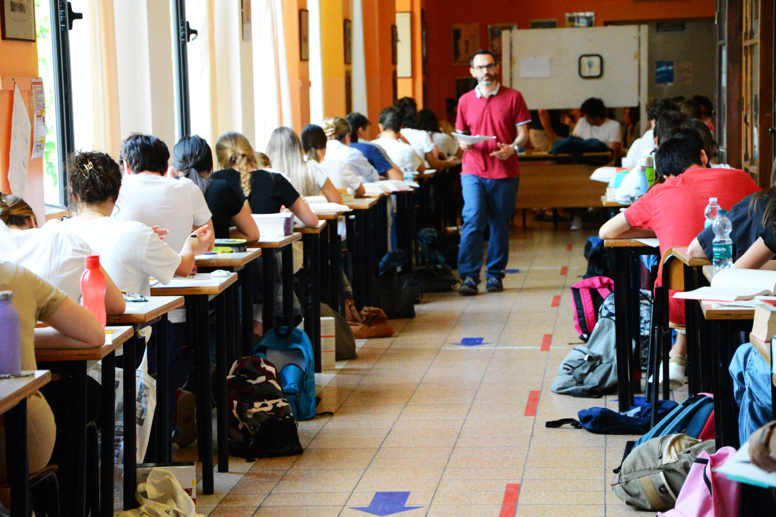 Maturità ad Alba, i ragazzi alle prese con Pirandello, Ungaretti e il ruolo del silenzio (VIDEO)