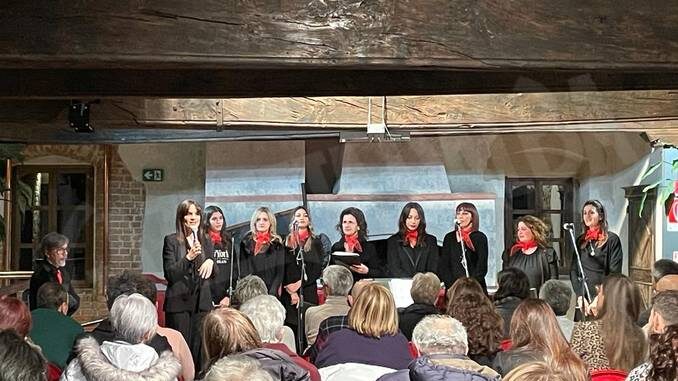 Concerto castello di Lagnasco dicembre 2023 (002) A Savigliano il coro Fergusio canta per aiutare L'abbraccio di Marta contro la violenza