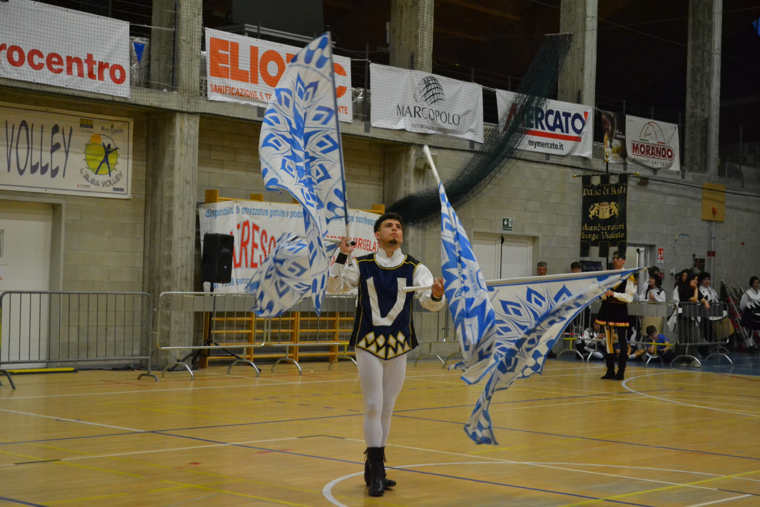 La grande sfida degli sbandieratori al Palatanaro di Alba al trofeo Maurizio Pioggia (FOTOGALLERY)