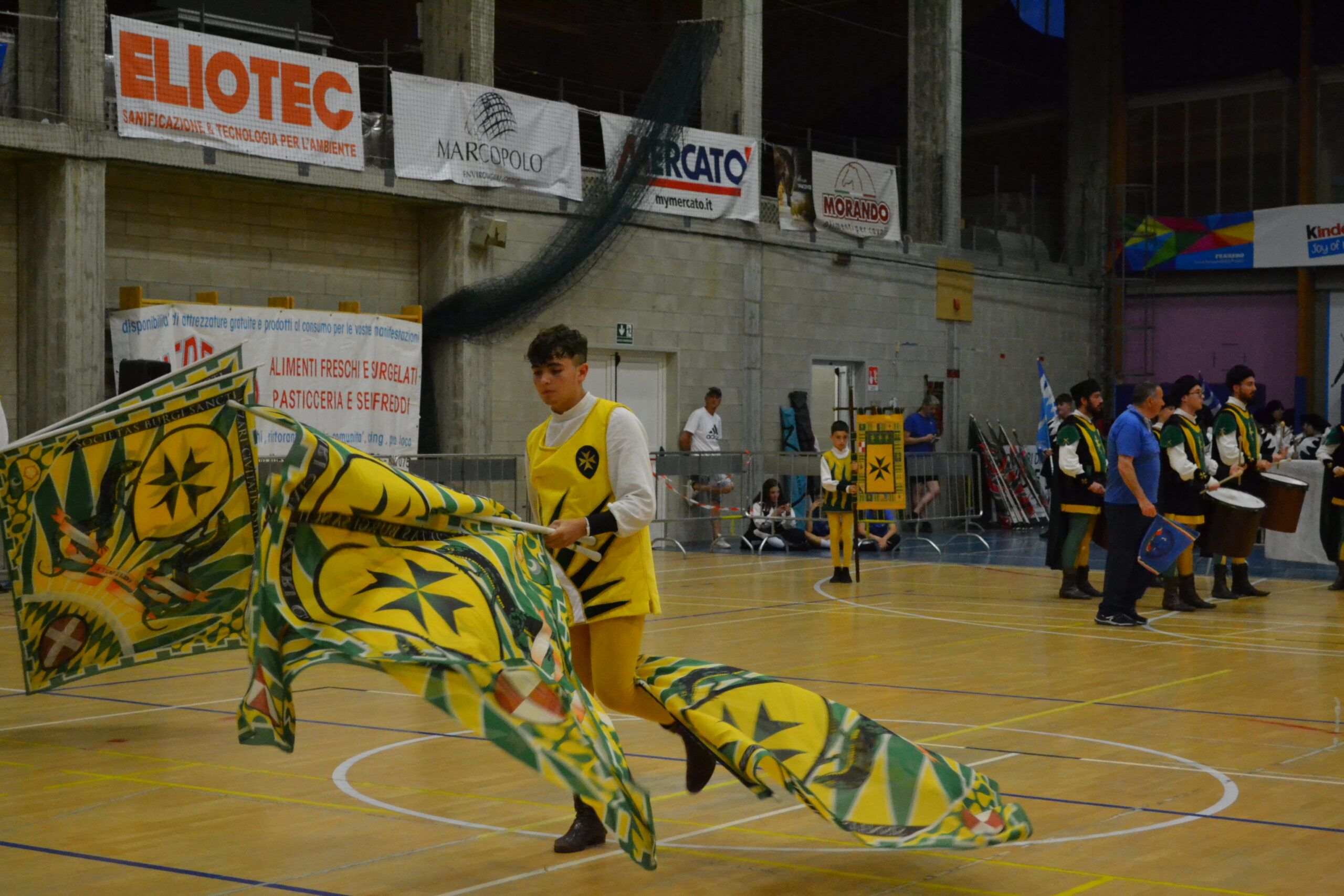 La grande sfida degli sbandieratori al Palatanaro di Alba al trofeo Maurizio Pioggia (FOTOGALLERY) 1