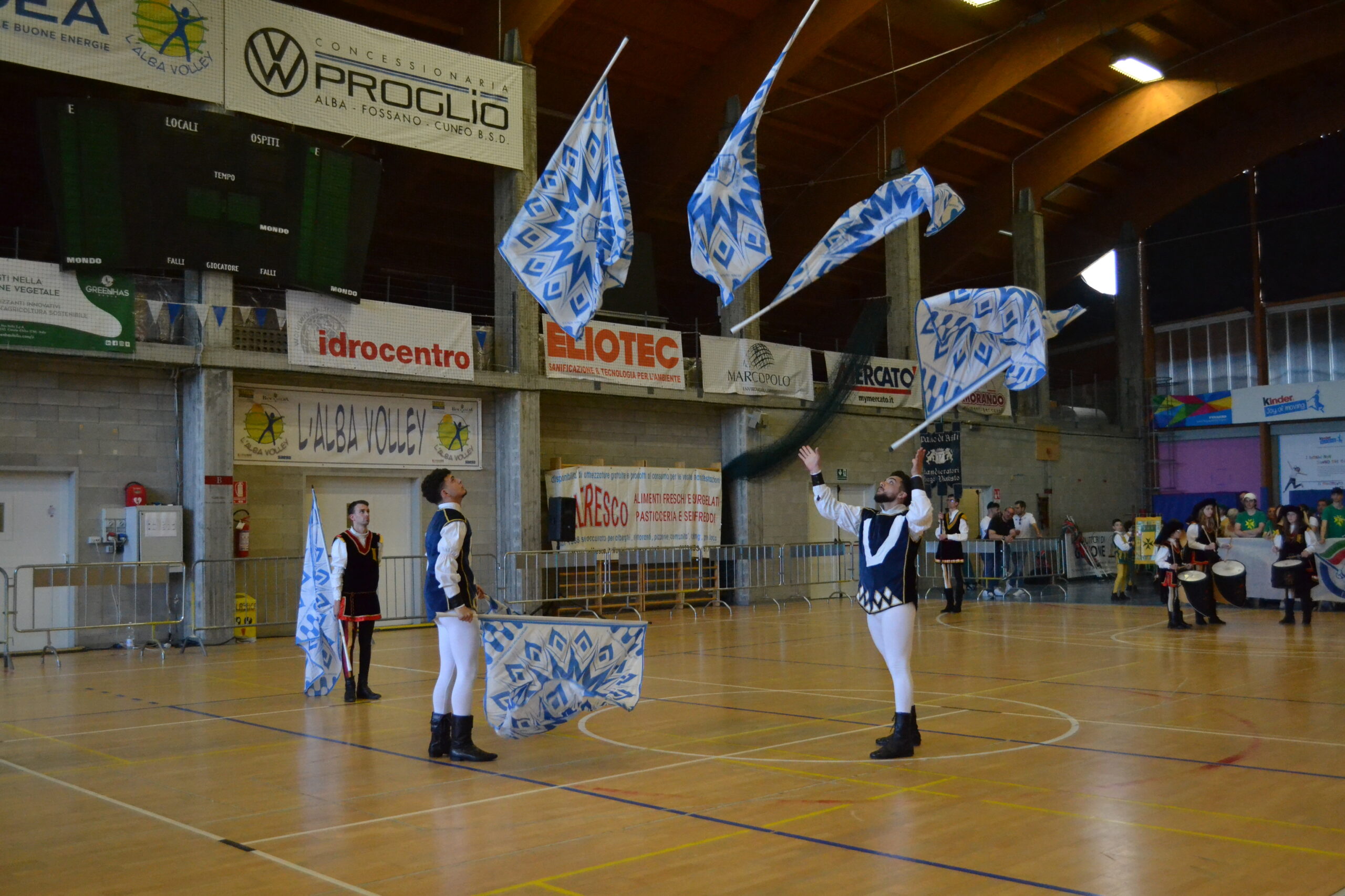 La grande sfida degli sbandieratori al Palatanaro di Alba al trofeo Maurizio Pioggia (FOTOGALLERY) 2