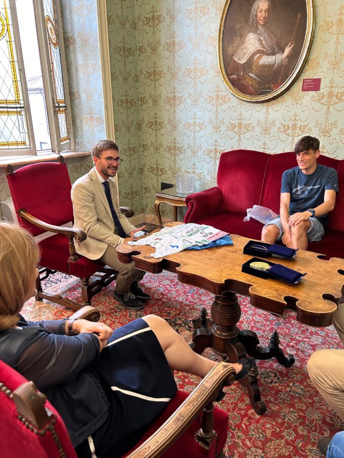 L'albese Pietro Riva incontra il sindaco di Alba dopo la medaglia d’argento agli Europei di Roma