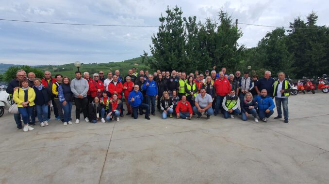 Cento vespisti si sono radunati ad Alba; presente anche il club di Sidney (FOTOGALLERY)
