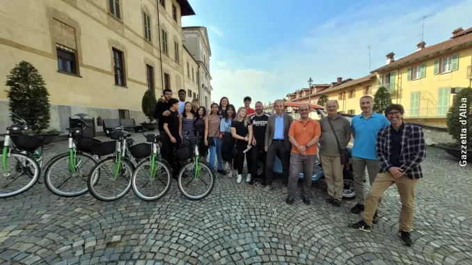 Erasmus al Cfp di Bra. Gli studenti pedalano con bici elettriche fino al Municipio 1