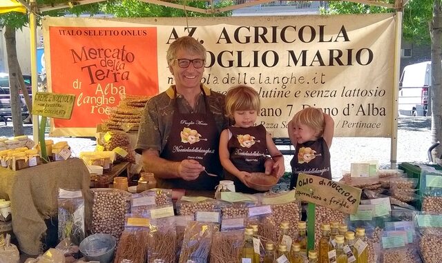 Mercato della terra / Cinque generazioni con la nocciola in testa