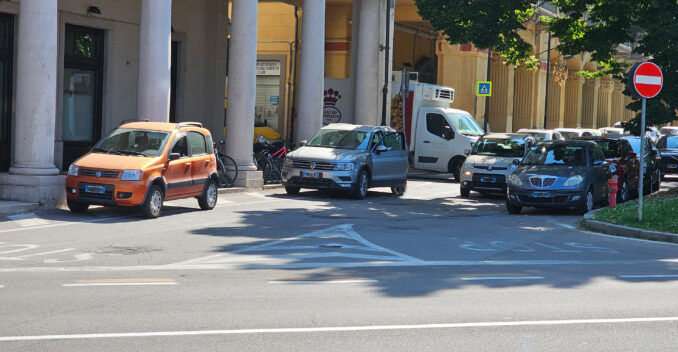Alba: nella giungla urbana del parcheggio selvaggio (FOTO) 3