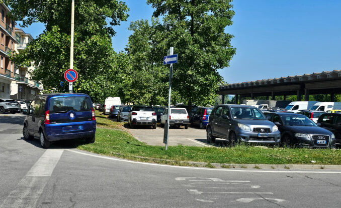 Alba: nella giungla urbana del parcheggio selvaggio (FOTO) 6