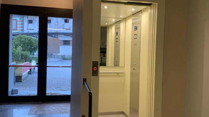 Il municipio di Cortemilia è più accessibile grazie al nuovo ascensore