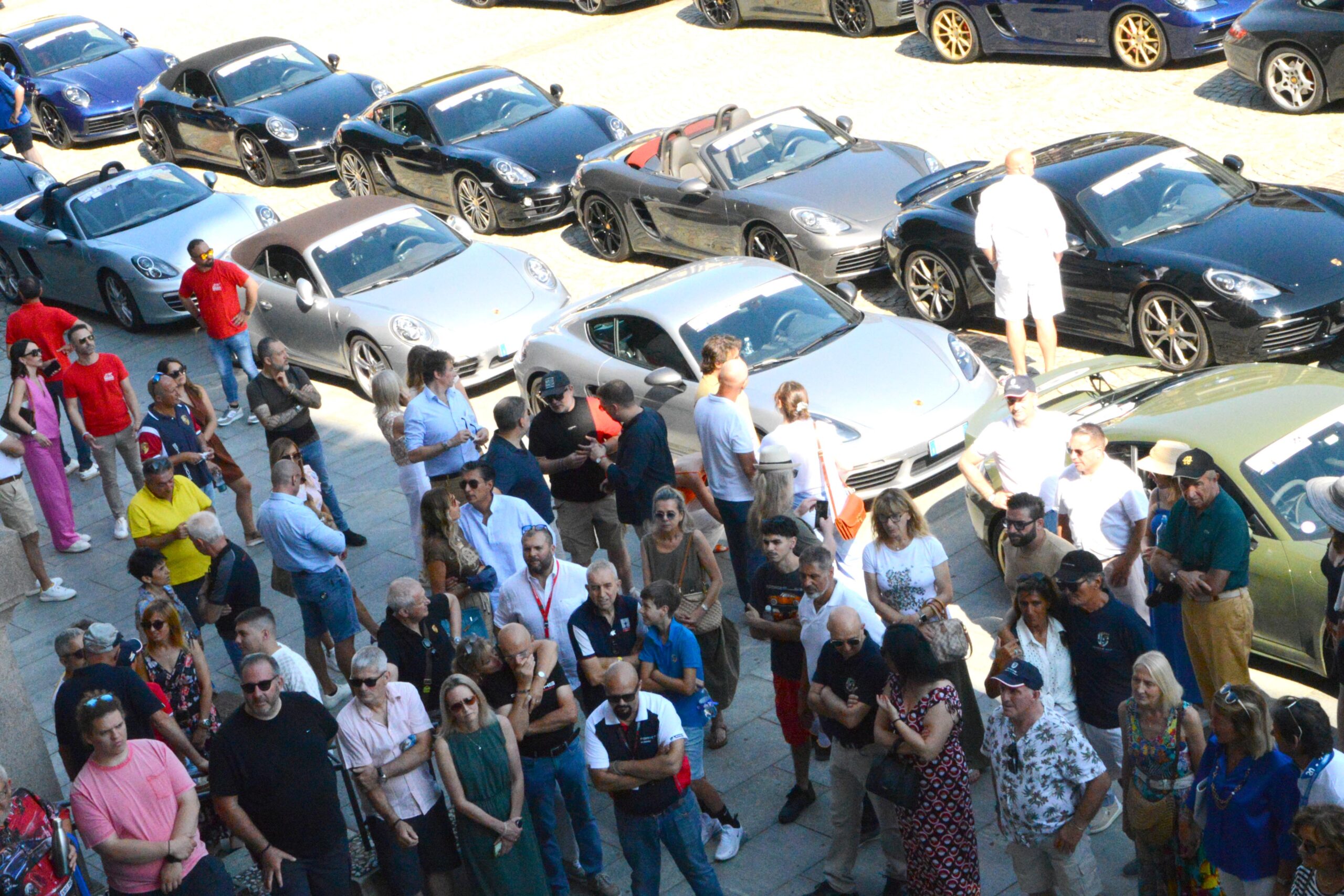 Alba: piazza San Paolo "invasa" da sessanta Porsche per un raduno benefico