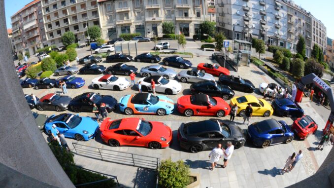 Alba: piazza San Paolo "invasa" da sessanta Porsche per un raduno benefico 1