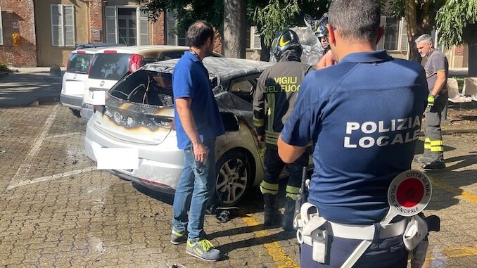 A Bra, s'incendia un'auto nel parcheggio della Casa della salute: danni contenuti e nessun ferito