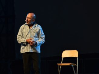 Roberto Ciufoli apre il teatro all’Arena di Alba con lo spettacolo Tipi – recital comico antropologico