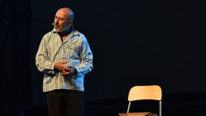 Roberto Ciufoli apre il teatro all’Arena di Alba con lo spettacolo Tipi – recital comico antropologico