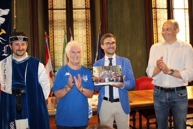 Una targa al Gruppo Sbandieratori e Musici Borgo San Lorenzo per i 40 anni di attività 3