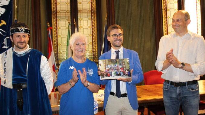 Una targa al gruppo Sbandieratori e musici borgo San Lorenzo per i 40 anni di attività 1