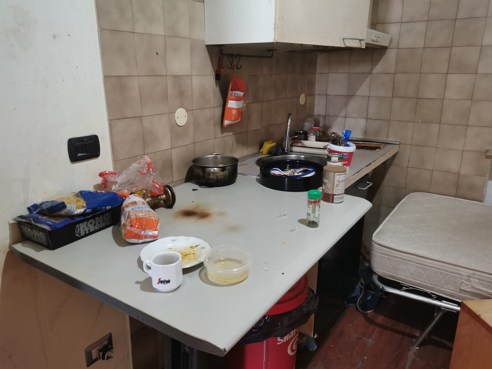 Nella notte blitz dei Carabinieri al fabbricato accanto alla stazione 3